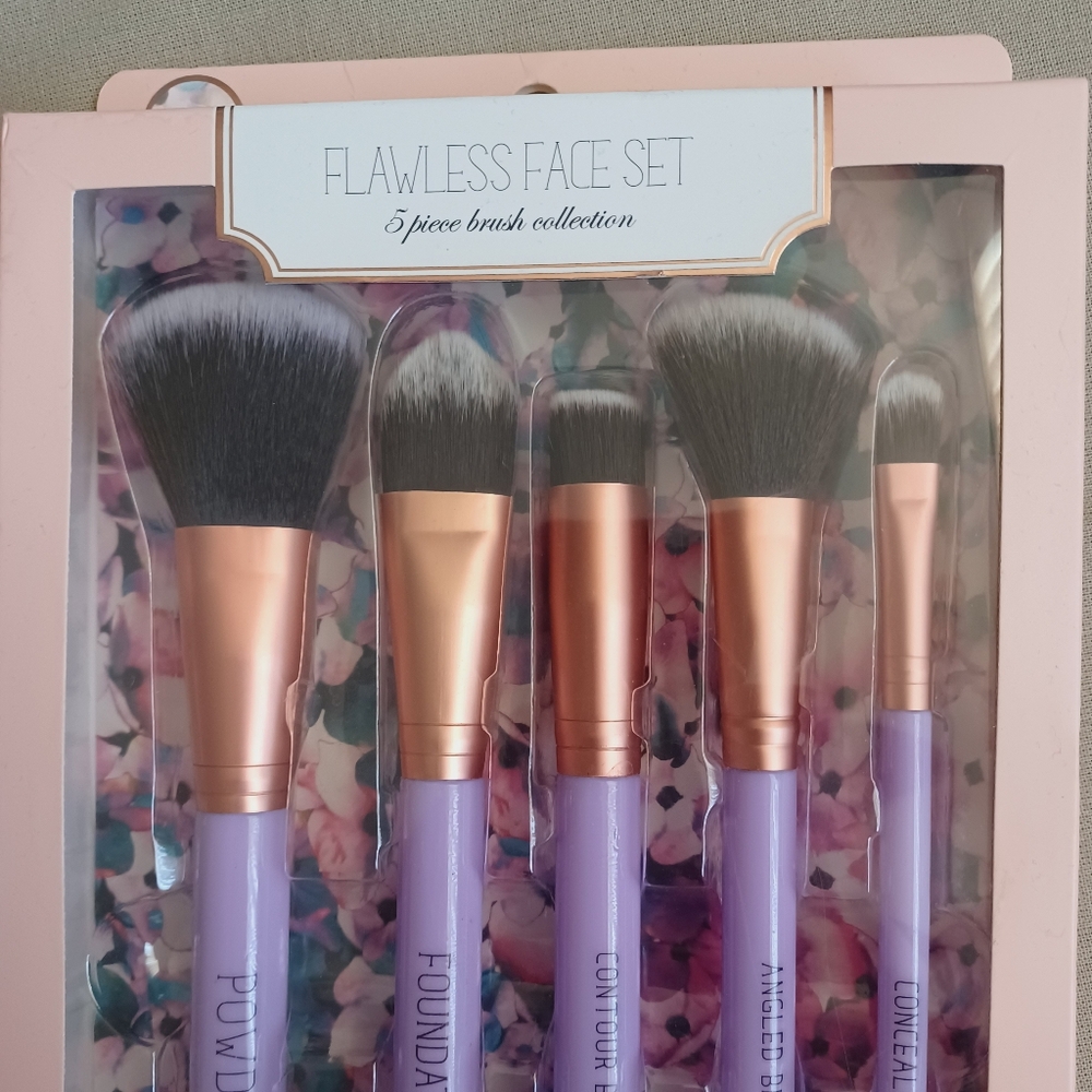 Nicole Miller MakeUp Brush Bundle - Picture 2 of 4
